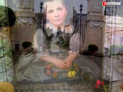 La bambina prima entrata nel cimitero di Frosinone ha il volto di Adelina